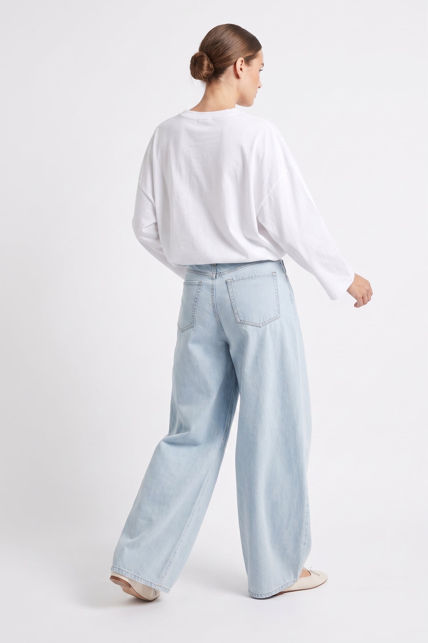 The Downtown Pleated Wide-Leg Baggy Jeans in Light Wash